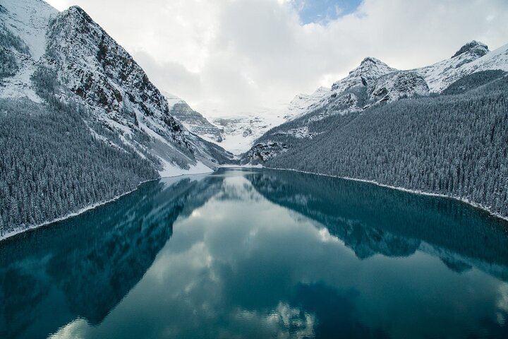 Banff Day Tour: Lake Louise, Johnston Canyon, Moraine Lake in Summer, Bow Falls in Winter (6/8)