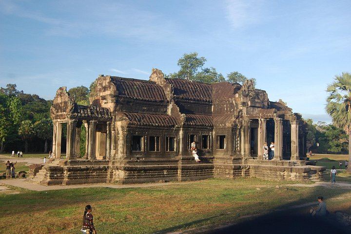 2-Day Angkor Thom, Angkor Wat, Banteay Srei and Kulen Mountain Tour with Sunset Stop (2/4)