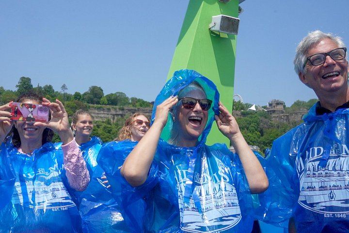 Niagara Falls Small Group Day and Night Tour with Cave of the Winds, Cruise and Dinner (4/12)