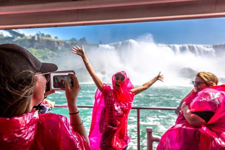 Niagara Falls Haunted Tales Walking Tour in English, Spanish or Arabic with Cave Finale (1/12)
