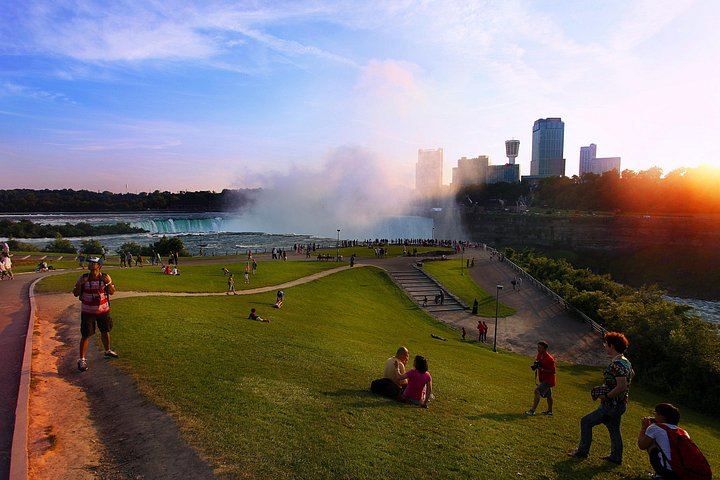Niagara Falls Haunted Tales Walking Tour in English, Spanish or Arabic with Cave Finale (9/12)