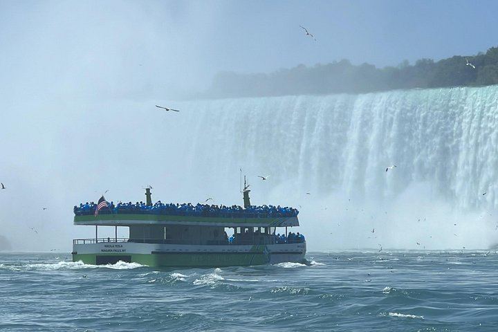 Niagara Falls USA Small-Group Tour of Six: Cave of the Winds and Maid of the Mist (7/12)