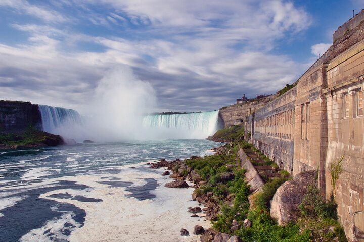 Niagara Falls Day Tour from Toronto with Gray Line, Cruise Ticket and Fallsview Lunch (1/12)