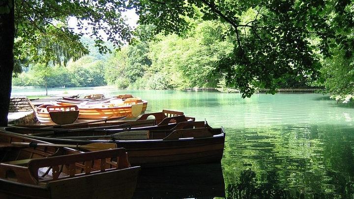 Plitvice Lakes Guided Day Tour from Split with Boat Ride and Park Bus (2/10)
