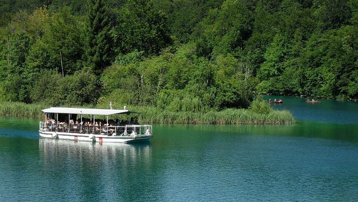 Plitvice Lakes Guided Day Tour from Split with Boat Ride and Park Bus (4/10)