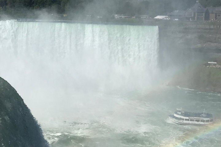 Niagara Falls Day Trip from Manhattan with Spanish-English Guide, Boat Optional (1/2)