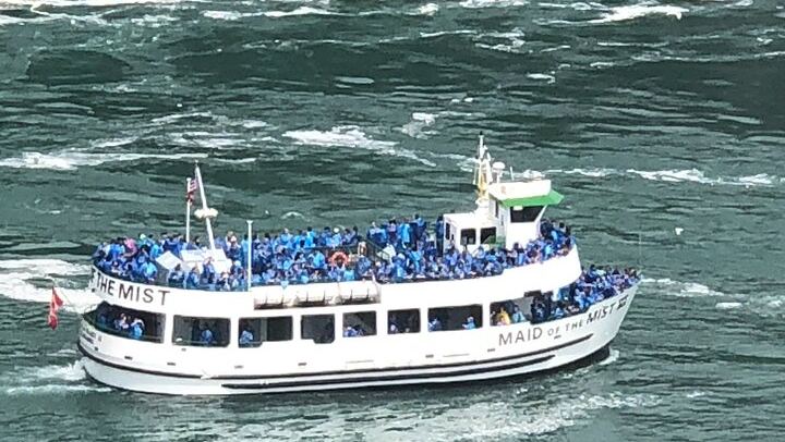 Niagara Falls Day Trip from Manhattan with Spanish-English Guide, Boat Optional (2/2)