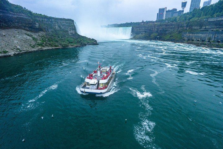 Niagara Falls Minibus Small-Group Day Tour from Toronto with Cruise and Skylon Tower (8/12)