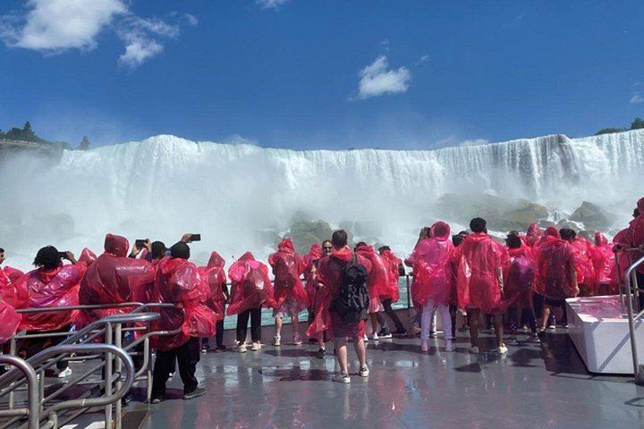 Niagara Falls Day Tour from Toronto with Winery Tasting, Cruise and Three-Course Lunch (12/12)