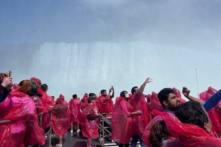 Niagara Falls Day Tour from Toronto with Winery Tasting, Cruise and Three-Course Lunch (10/12)