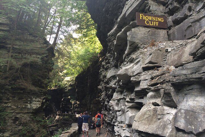 Niagara Falls 2-Day Small-Group Tour from NYC with Corning Glass and Finger Lakes (8/12)
