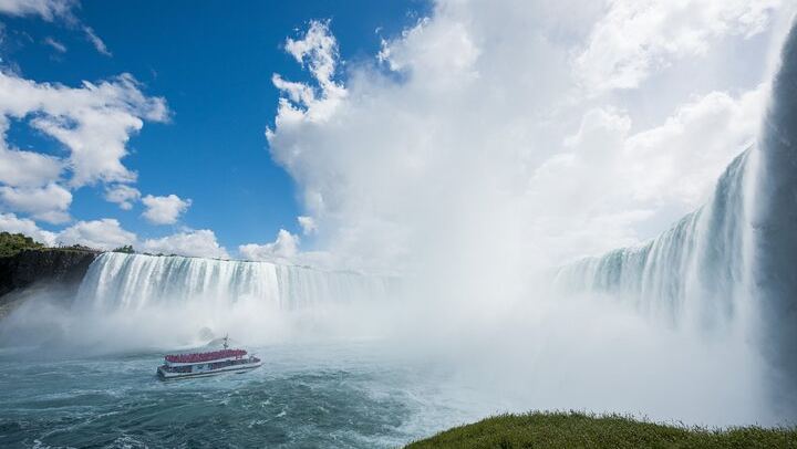 Niagara Falls Minibus Small-Group Day Tour from Toronto with Cruise and Skylon Tower (1/12)