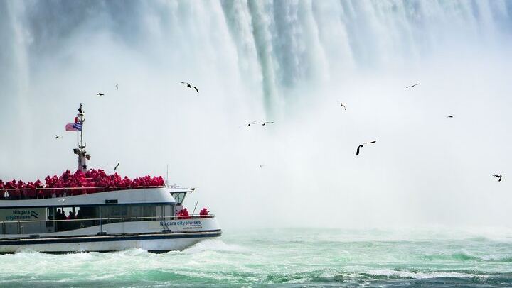 Niagara Falls Early Departure Tour from Toronto with Skip-the-Line Cruise and Ponchos (4/12)