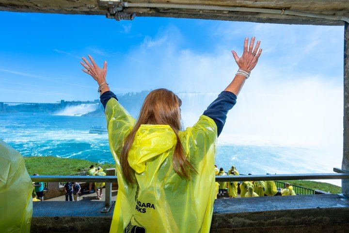 Niagara Falls Local Guide Tour: Incline Railway, Journey Behind the Falls, Boat Cruise (3/12)