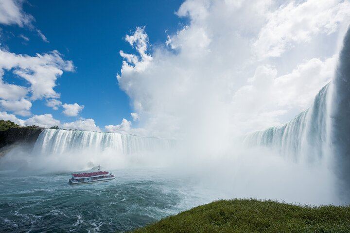 Niagara Falls Minibus Small-Group Day Tour from Toronto with Cruise and Skylon Tower (1/12)