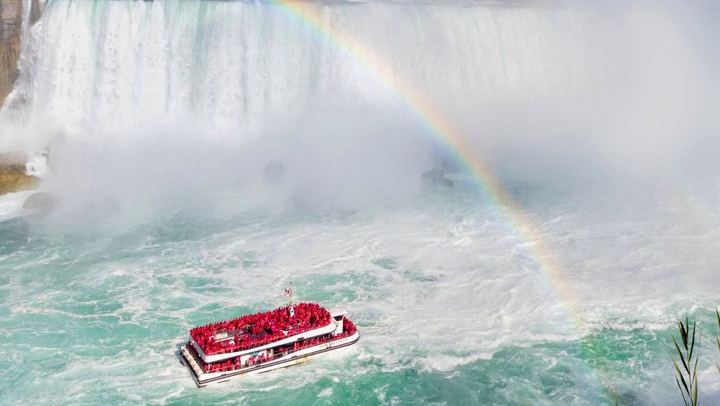 Niagara Falls Canada Side Day Tour from Toronto with Maple Factory and Power Station (1/12)