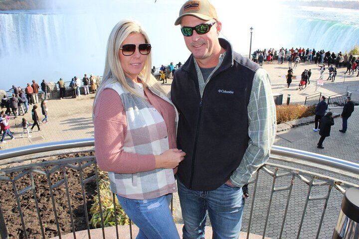 Niagara Falls Tour for 6 with Downtown Hotel Pickup, Boat Cruise, Skylon and Maple Trail (10/12)