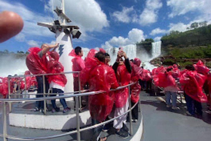 Niagara Falls Tour for 6 with Downtown Hotel Pickup, Boat Cruise, Skylon and Maple Trail (5/12)