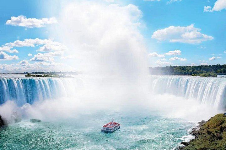 Oakes Garden and Niagara Parkway Guided Walk from Casino Niagara, Optional Boat Cruise (7/9)