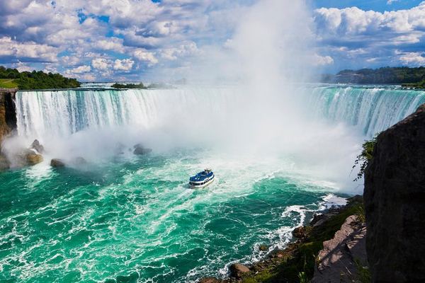 Niagara Falls Canadian Side Day Tour with Maid of the Mist and Skylon Tower