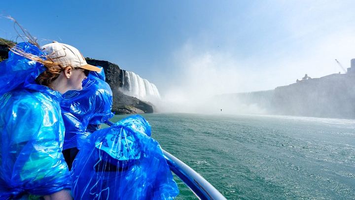Niagara Falls Small Group Day and Night Tour with Cave of the Winds, Cruise and Dinner (1/12)