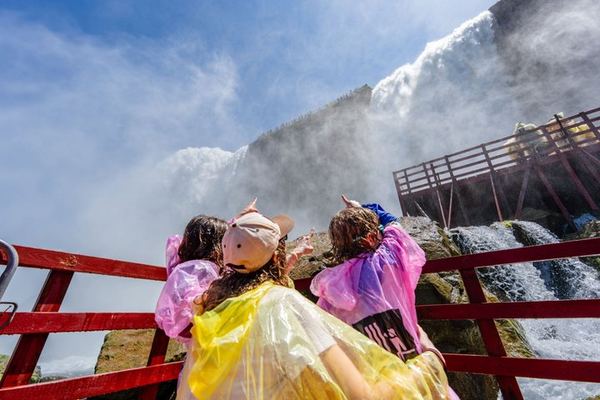 Niagara Falls Small Group Day and Night Tour with Cave of the Winds, Cruise and Dinner