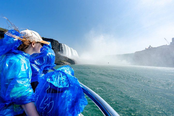 Niagara Falls Small Group Day and Night Tour with Cave of the Winds, Cruise and Dinner (1/12)