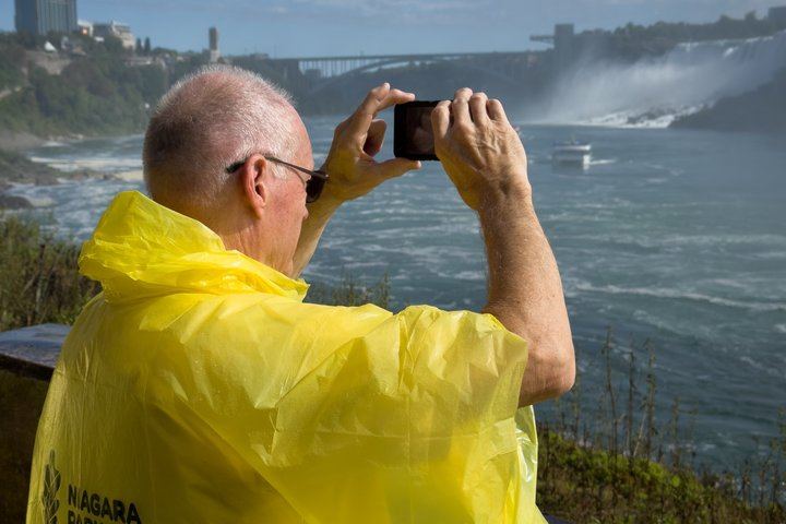 Niagara Falls Nine-Hour Day Tour from Toronto with WiFi Coach and Early Arrival (6/12)
