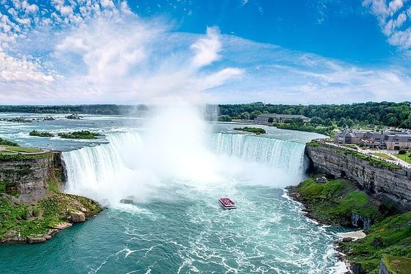 Niagara Falls Minibus Small-Group Day Tour from Toronto with Cruise and Skylon Tower