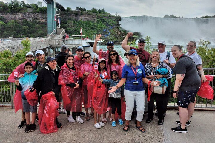 Walk Niagara Tours Guided Walk: Hornblower Boat Cruise and Journey Behind the Falls (1/12)