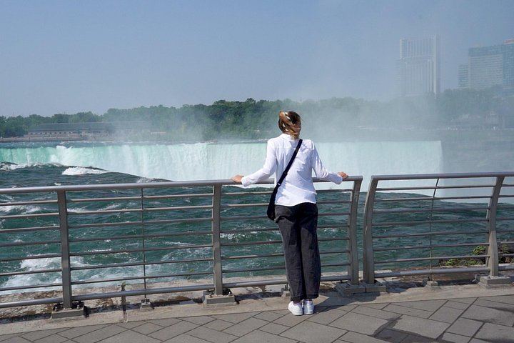 Niagara Falls NY Family Storytelling Tour in a Mercedes Metris Van, Groups of Seven (8/12)