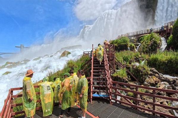 Niagara Falls Small-Group Chauffeured Tour: Boat, Cave of the Winds, Tesla Statue