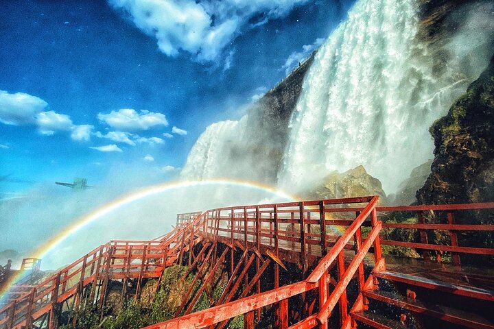 Niagara Falls Small-Group Chauffeured Tour: Boat, Cave of the Winds, Tesla Statue (2/12)