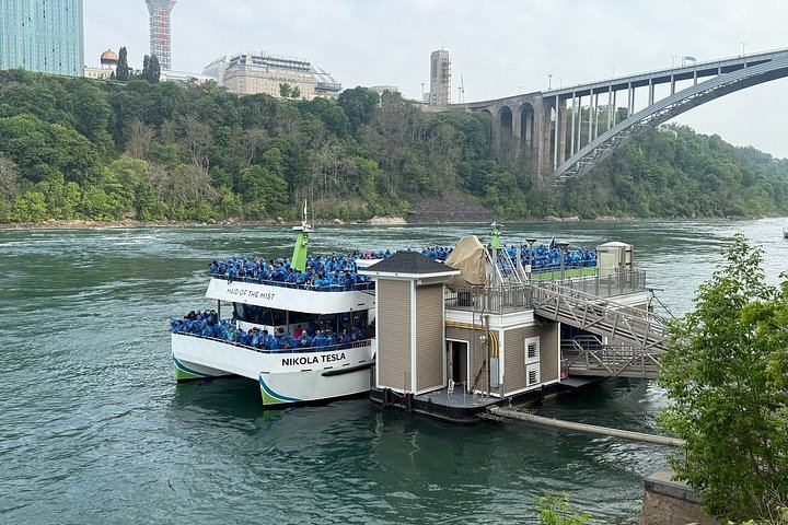Washington DC to Niagara Falls Small-Group 2-Day Tour: Falls Overnight, Corning Glass (9/12)