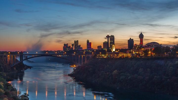 Niagara Falls USA Night Tour with Maid of the Mist, Dinner and Illuminated Falls (1/11)