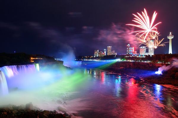 Niagara Falls USA Night Tour with Maid of the Mist, Dinner and Illuminated Falls