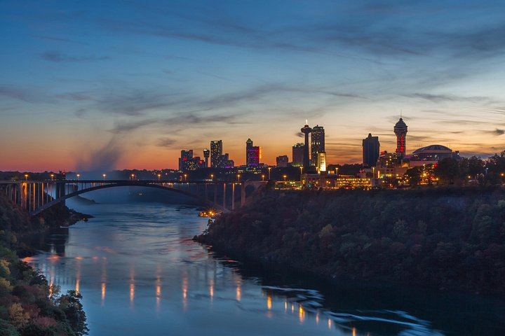 Niagara Falls USA Night Tour with Maid of the Mist, Dinner and Illuminated Falls (1/11)