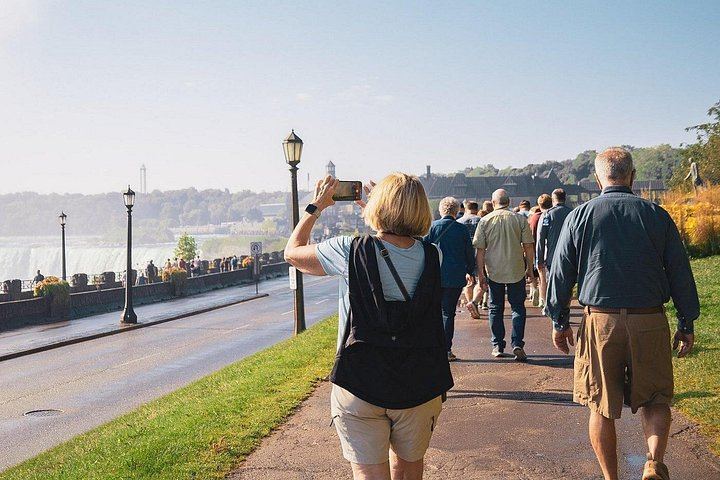 Walk Niagara Tours Guided Walk: Hornblower Boat Cruise and Journey Behind the Falls (7/12)