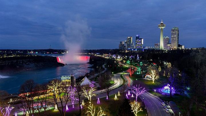 Niagara Falls Festival of Lights Evening Tour from Toronto with Maple Tasting (3/12)