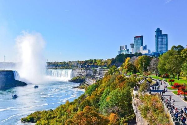 Niagara Falls Day Tour from Toronto with Winery Tasting, Cruise and Three-Course Lunch