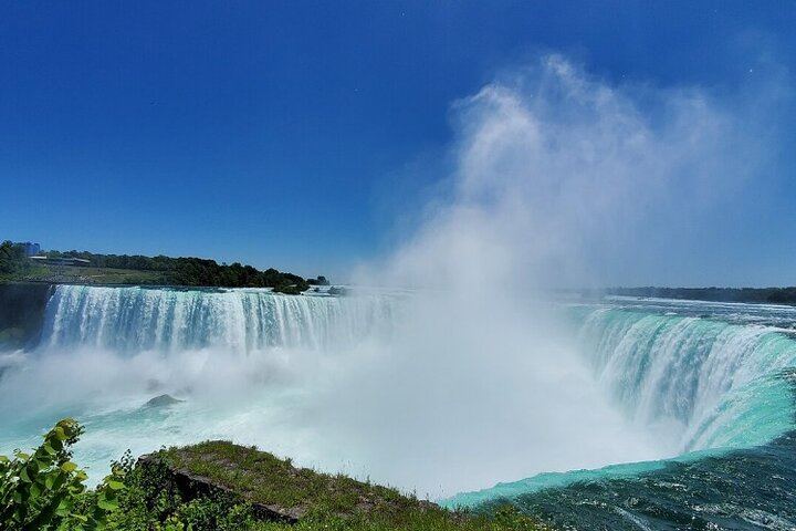 Niagara Falls Day Tour from Toronto with Winery Tasting, Cruise and Three-Course Lunch (1/12)
