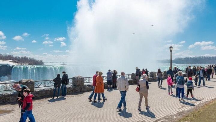Niagara Falls Day Tour from Toronto with Winery Tasting, Cruise and Three-Course Lunch (2/12)