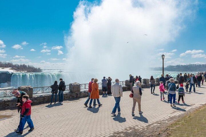 Niagara Falls Day Tour from Toronto with Winery Tasting, Cruise and Three-Course Lunch (2/12)