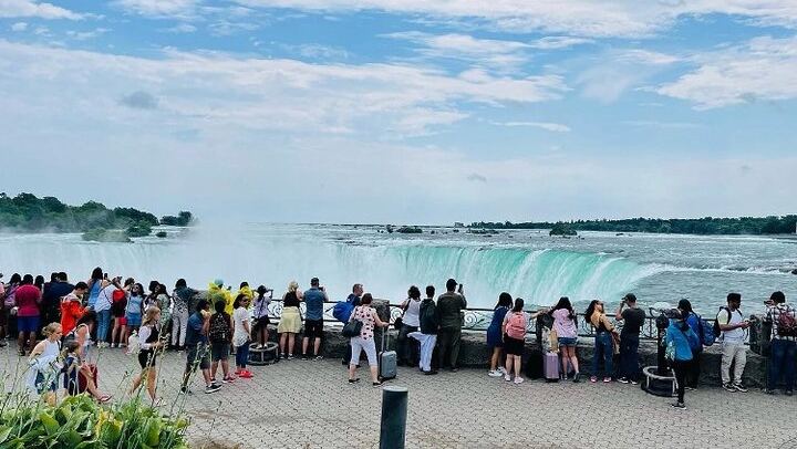 Niagara Falls Day Tour from Toronto with Winery Tasting, Cruise and Three-Course Lunch (3/12)