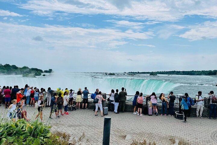 Niagara Falls Day Tour from Toronto with Winery Tasting, Cruise and Three-Course Lunch (3/12)