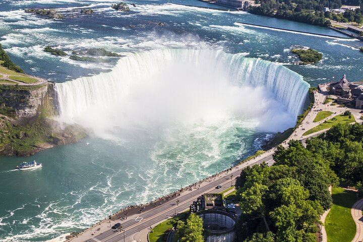 Niagara Falls NY Family Storytelling Tour in a Mercedes Metris Van, Groups of Seven (10/12)