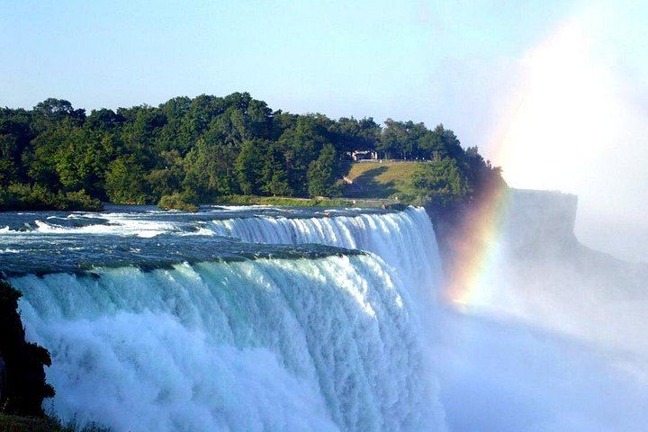 Niagara Falls Day Tour from Toronto with Winery Tasting, Cruise and Three-Course Lunch (7/12)