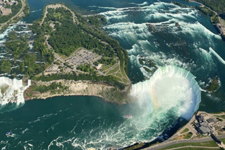 Niagara Falls Day Tour from Toronto with Winery Tasting, Cruise and Three-Course Lunch (6/12)