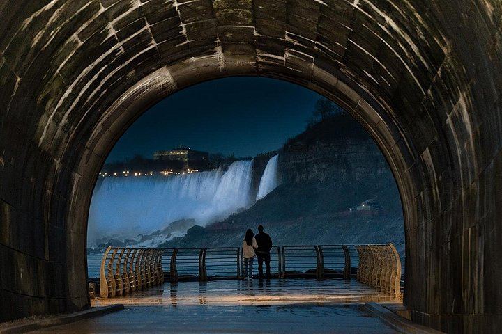 Niagara Falls Small Group Night Tour with Power Station Tunnel, Dinner and Tower (1/12)
