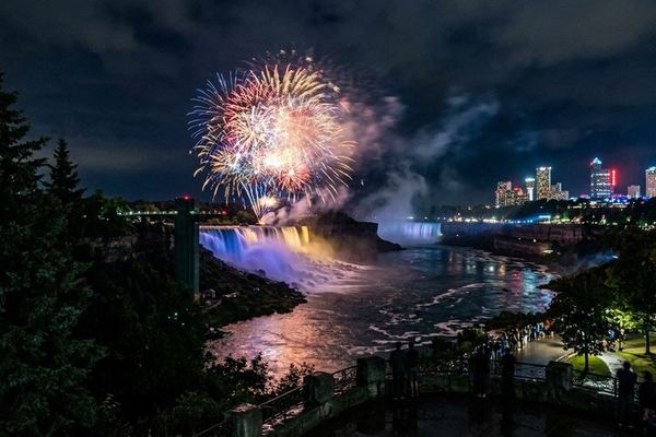 Niagara Falls State Park Sunset Walking Tour by the Owner with Illumination and Fireworks